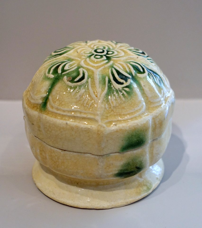 Silver-form Covered Box, China, Tang to Five Dynasties period, 9th-10th century AD, earthenware, lead-fluxed clear glaze, copper green - Arthur M. Sackler Museum, Harvard University - DSC00913