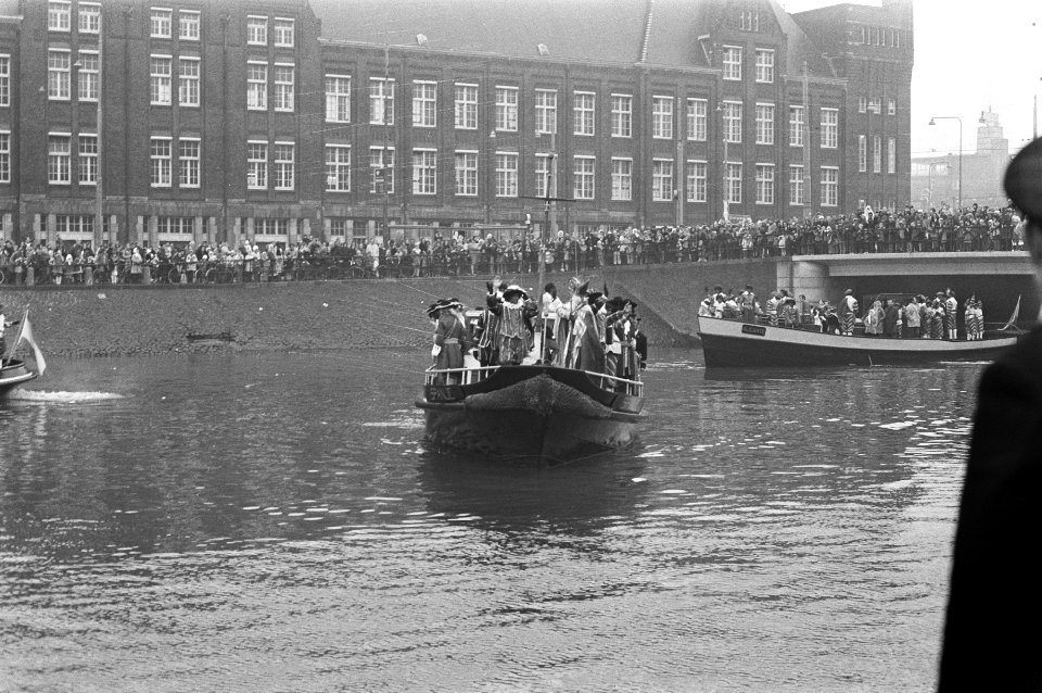 Sint Nicolaas arriveert per boot in Amsterdam, boot, Bestanddeelnr 925-1359