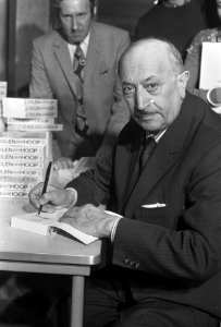 Simon Wiesenthal signeert zijn boek Zeilen der Hoop in Bijenkorf te Amsterdam, Bestanddeelnr 926-3034