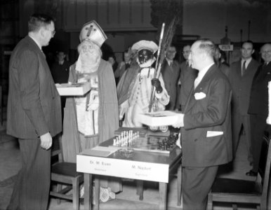 Sint Nicolaas bezoekt schaaktoernooi te Amsterdam. Sint Nicolaas deelt banketlet, Bestanddeelnr 904-3099