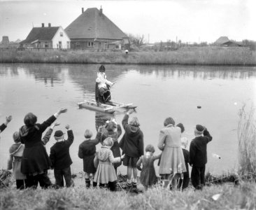 Sint Nicolaas bezoekt Burgervlotbrug op waterfiets, Bestanddeelnr 909-9977