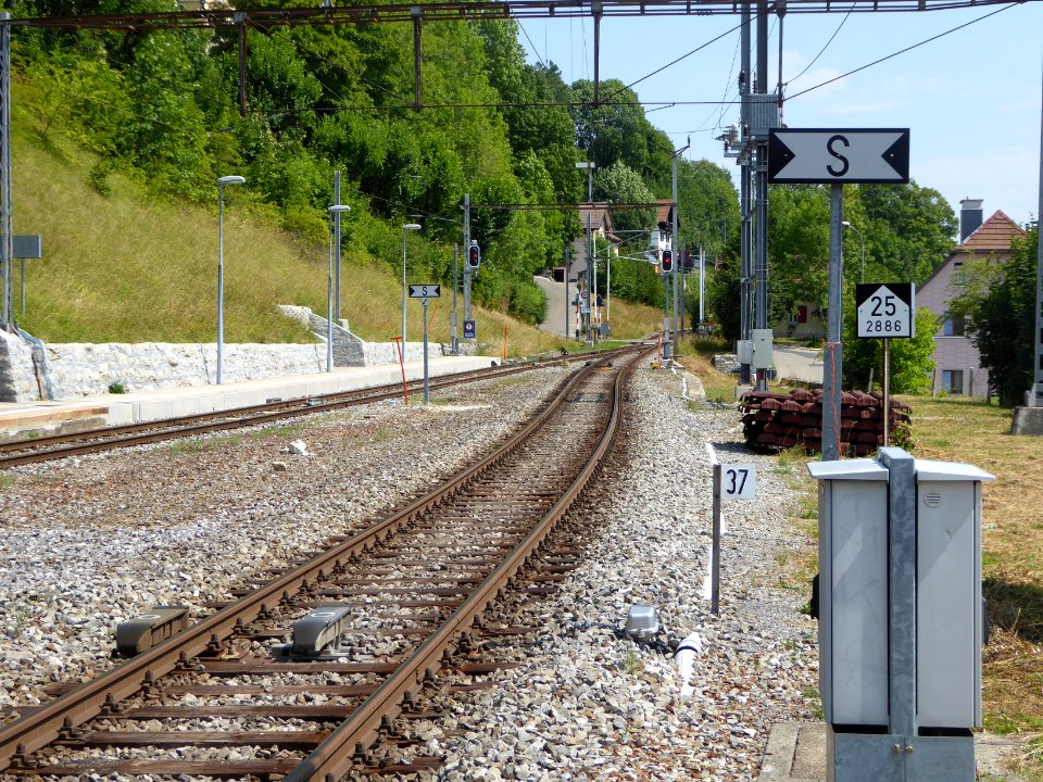 Signum mit Schild Le Locle