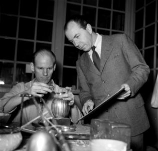 Sigvard Bernadotte bij een zilversmid die het door hem ontworpen melkkannetje aa, Bestanddeelnr 252-8882