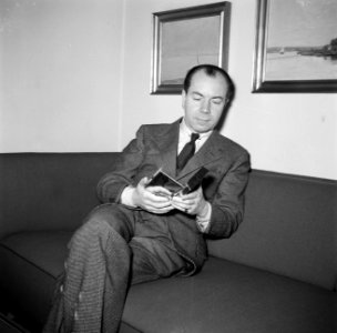 Sigvard Bernadotte zittend op een bank met een zilveren doosje in zijn handen, Bestanddeelnr 252-8879