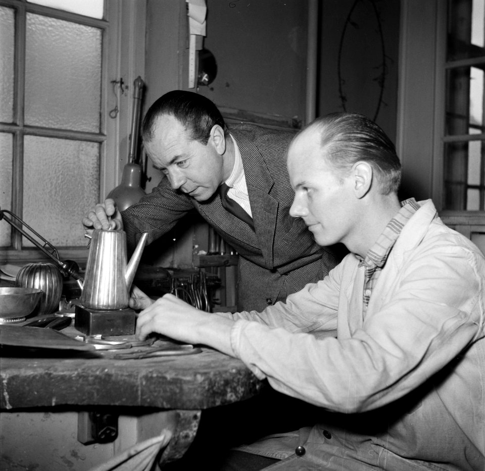 Sigvard Bernadotte bij een zilversmid die de door hem ontworpen koffiekan aan he, Bestanddeelnr 252-8880