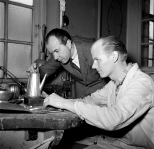 Sigvard Bernadotte bij een zilversmid die de door hem ontworpen koffiekan aan he, Bestanddeelnr 252-8880