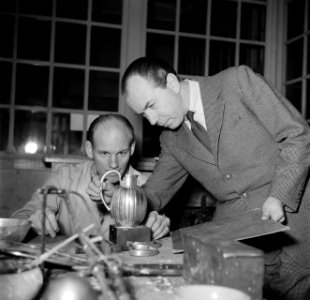 Sigvard Bernadotte bij een zilversmid die het door hem ontworpen melkkannetje aa, Bestanddeelnr 252-8884