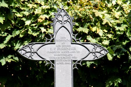 St. Walburga Gelsdorf, Südseite, Alter Friedhof, Erinnerungskreuz