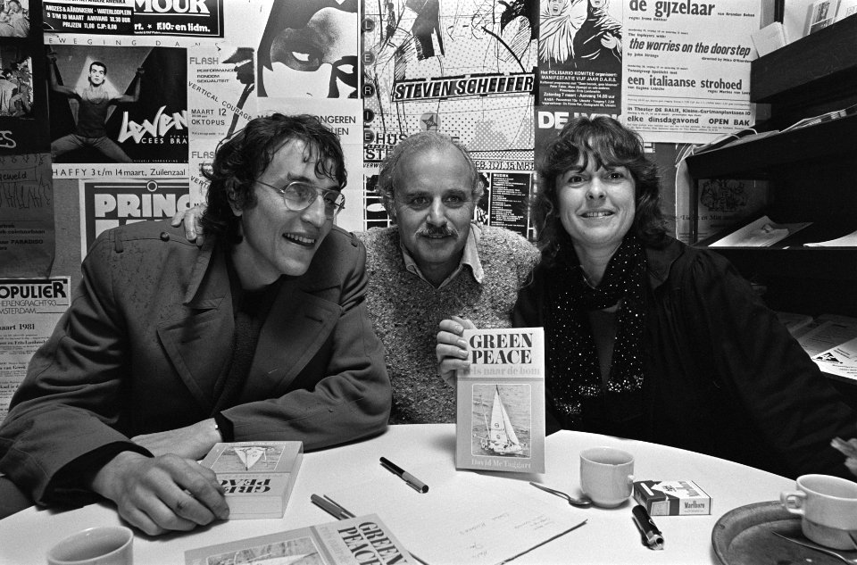Signeren van boek Greenpeace reis naar de bom, door David McTaggart (directeur, Bestanddeelnr 931-3744