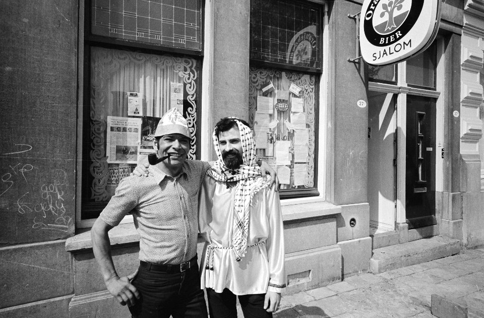 Simon Levi opent een vredescafé in Rotterdam links Simon Levi, rechts bedrijfs…, Bestanddeelnr 924-5223