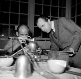 Sigvard Bernadotte bij een zilversmid die het door hem ontworpen melkkannetje aa, Bestanddeelnr 252-8881