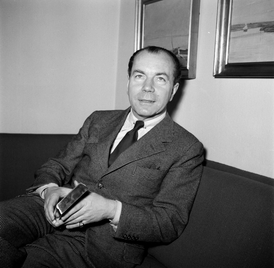 Sigvard Bernadotte zittend op een bank met een zilveren doosje in zijn handen, Bestanddeelnr 252-8877