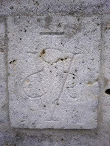 Simancas - Símbolo del Vítor franquista grabado en una fuente