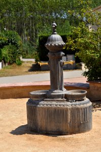 Sils, Brunnen vor der Kirche
