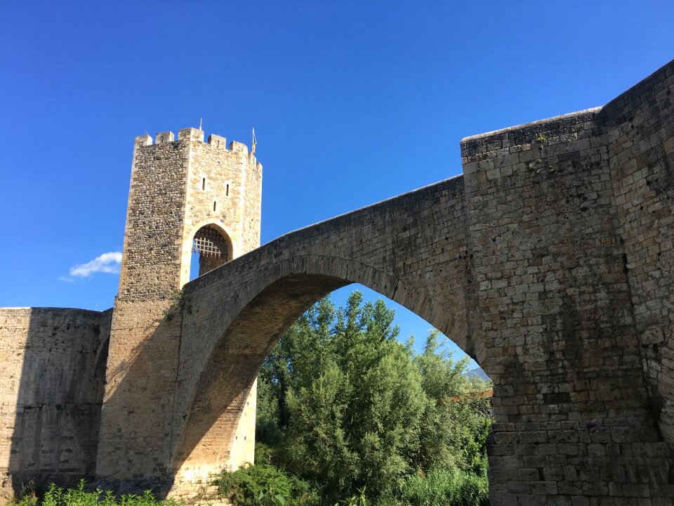 Mediate stone bridge architecture