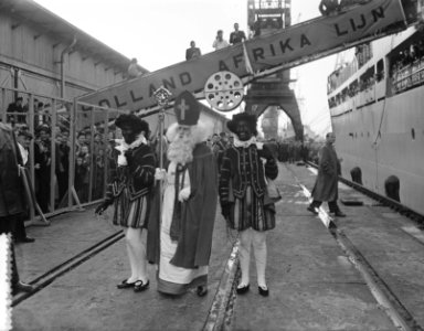 Sint Nicolaas en Zwarte Piet brengen een bezoek aan het emigrantenschip Groote B, Bestanddeelnr 906-8724