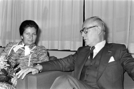 Simone Veil na aankomst op Schiphol Negatiefnr 7 portret, Bestanddeelnr 931-0488