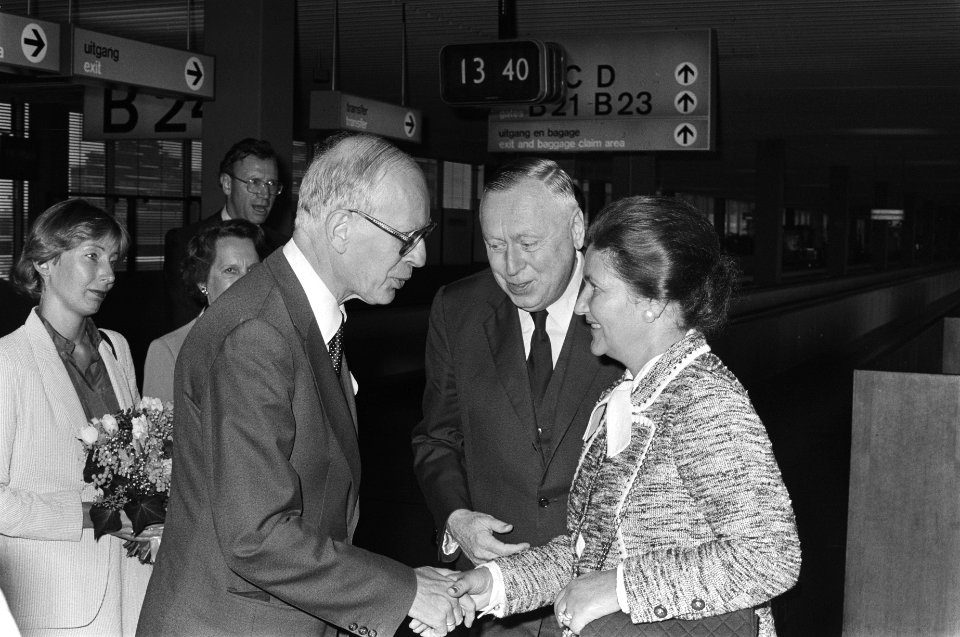 Simone Veil na aankomst op Schiphol, Bestanddeelnr 931-0487
