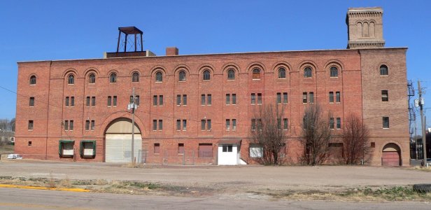 Simmons Hardware Warehouse (Sioux City) from S 1