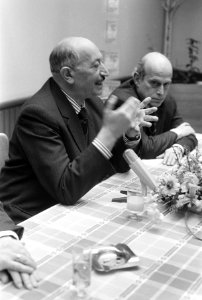 Simon Wiesenthal signeert zijn boek Zeilen der Hoop in Bijenkorf te Amsterdam, Bestanddeelnr 926-3037