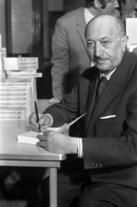 Simon Wiesenthal signeert zijn boek Zeilen der Hoop in Bijenkorf te Amsterdam, Bestanddeelnr 926-3036