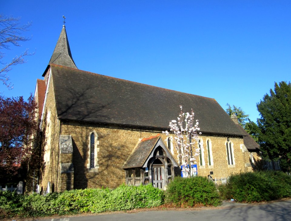 St John the Evangelist's Church, St John's Street, Farncombe (April 2015) (2)
