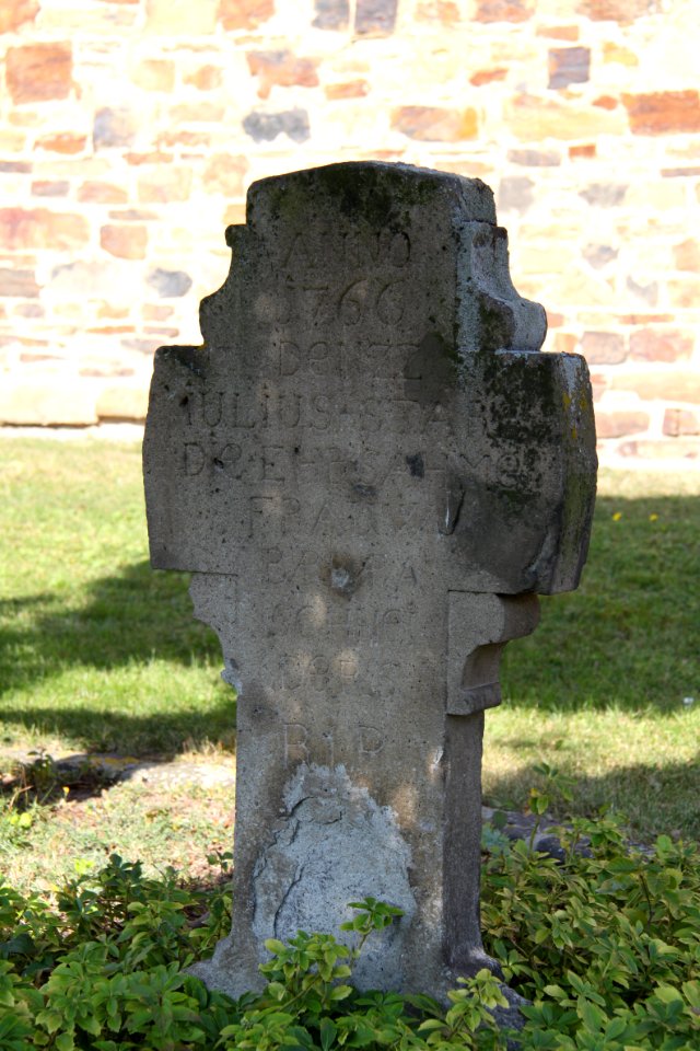 St. Walburga Gelsdorf, Südseite, Alter Friedhof, Grabstein
