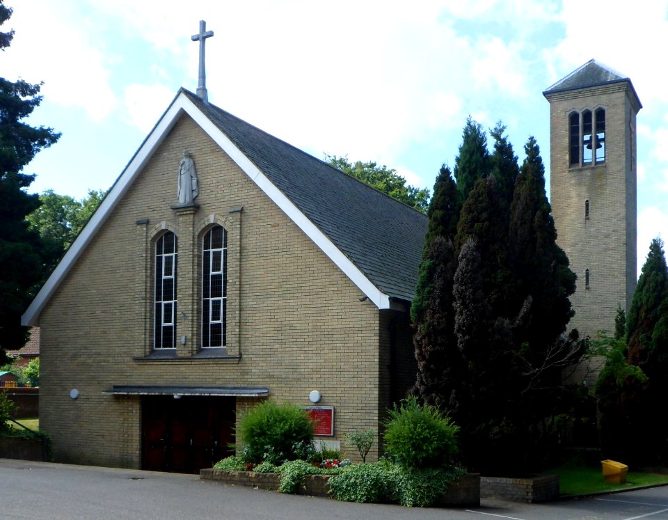 St John the Evangelist's RC Church, The Avenue, Tadworth (August 2013) (7)