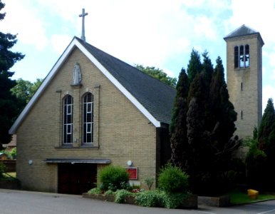 St John the Evangelist's RC Church, The Avenue, Tadworth (August 2013) (7)