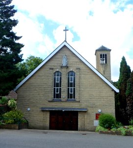 St John the Evangelist's RC Church, The Avenue, Tadworth (August 2013) (4)