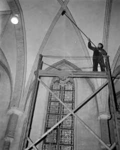 St Lambertuskerk onder roetlaag bedekt te Eindhoven, werkzaamheden in kerk, Bestanddeelnr 915-9321