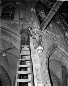 St Lambertuskerk onder roetlaag bedekt te Eindhoven, een der pilaren wordt gron, Bestanddeelnr 915-9316
