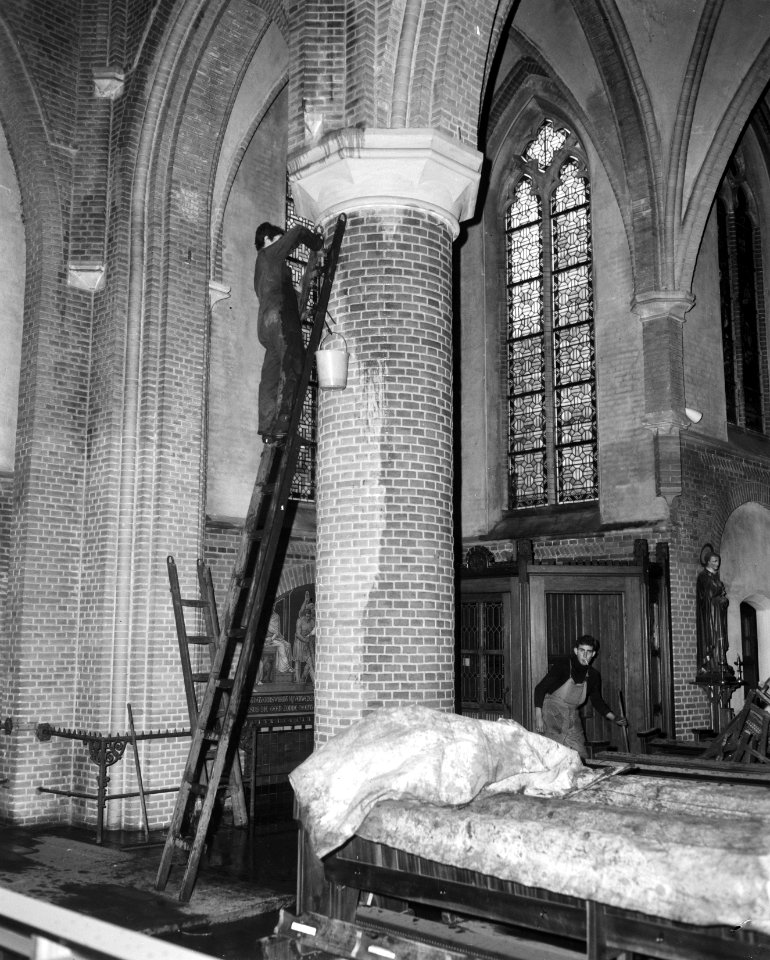 St Lambertuskerk onder roetlaag bedekt te Eindhoven, werkzaamheden in kerk, Bestanddeelnr 915-9324
