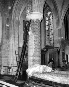 St Lambertuskerk onder roetlaag bedekt te Eindhoven, werkzaamheden in kerk, Bestanddeelnr 915-9324