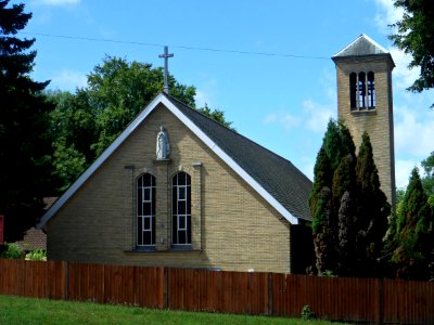 St John the Evangelist's RC Church, The Avenue, Tadworth (August 2013) (1)