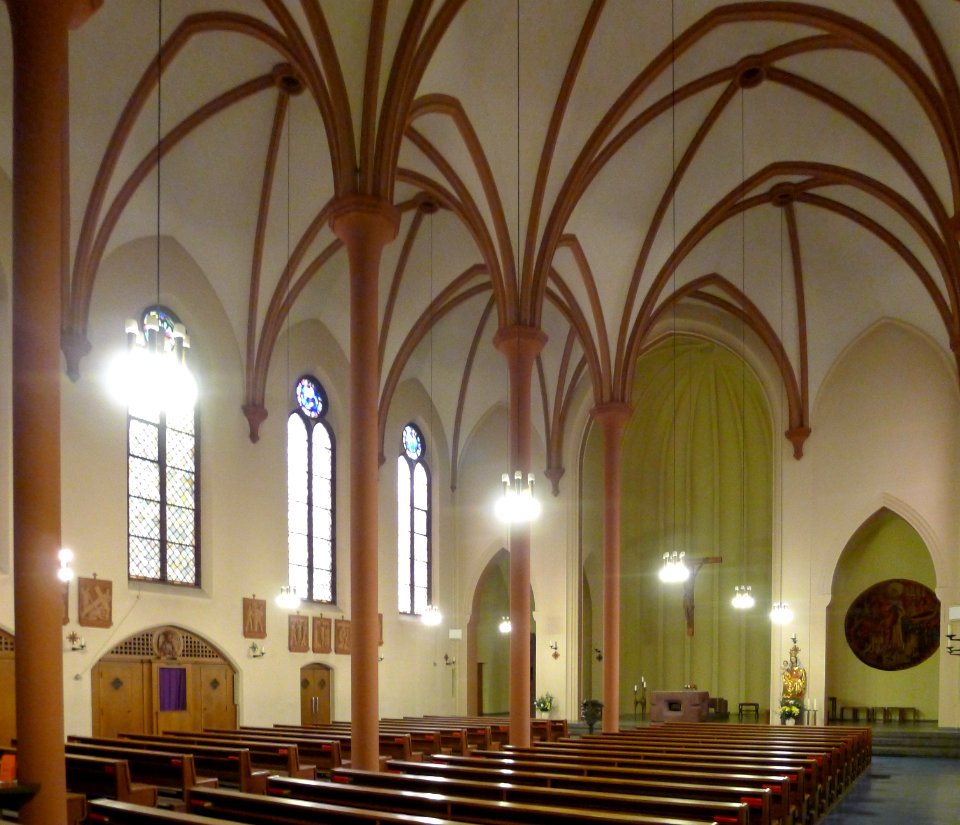 St.-Clara-Kirche (Berlin-Neukölln) Blick zur Altarraum