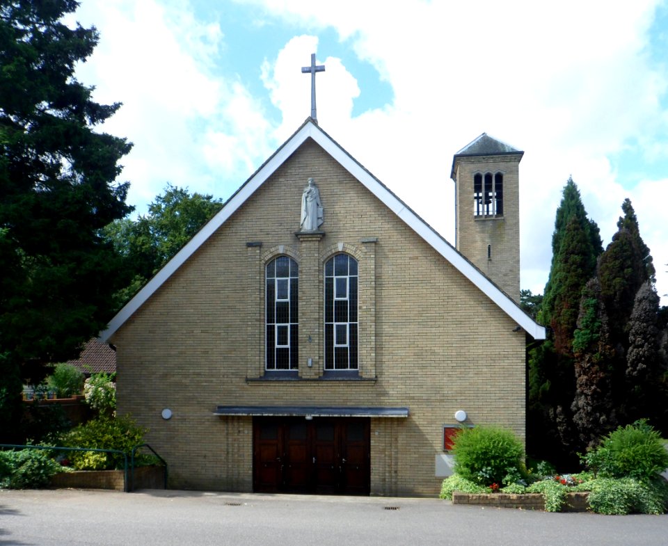 St John the Evangelist's RC Church, The Avenue, Tadworth (August 2013) (5)