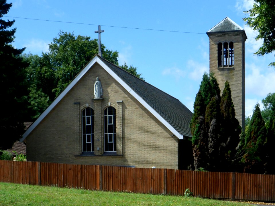 St John the Evangelist's RC Church, The Avenue, Tadworth (August 2013) (2)