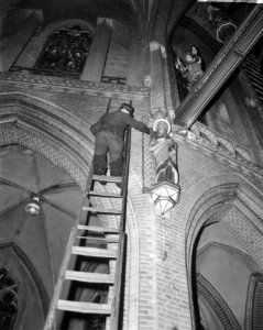 St Lambertuskerk onder roetlaag bedekt te Eindhoven, werkzaamheden in kerk, Bestanddeelnr 915-9320