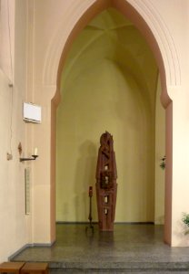 St.-Clara-Kirche (Berlin-Neukölln) Stele mit Tabernakel