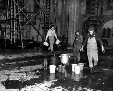 St Lambertuskerk onder roetlaag bedekt te Eindhoven, werklieden bezig met heet , Bestanddeelnr 915-9315