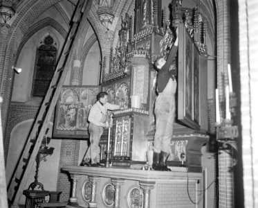 St Lambertuskerk onder roetlaag bedekt te Eindhoven, werkzaamheden in kerk, Bestanddeelnr 915-9323