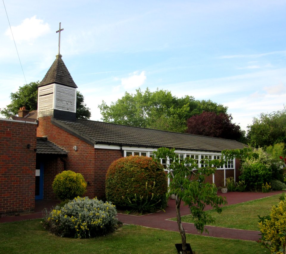St John's Church, Ambleside Avenue, Walton-on-Thames (June 2015) (3)