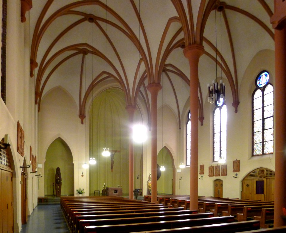 St.-Clara-Kirche (Berlin-Neukölln) Blick zum Altar