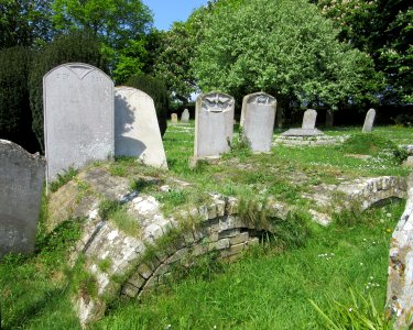 St John the Baptist's Church, Chawton Lane, Northwood (May 2016) (Churchyard) (3)