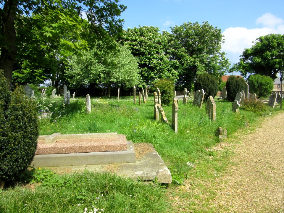St John the Baptist's Church, Chawton Lane, Northwood (May 2016) (Churchyard) (2)