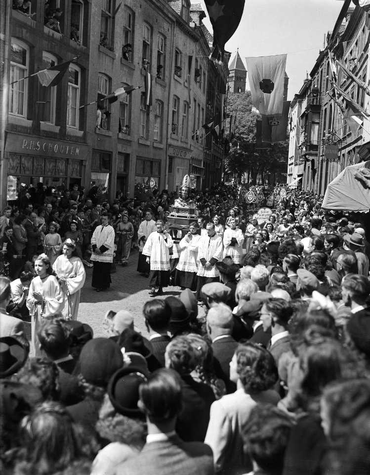 St. Servaasprocessie te Maastricht. Door de Bredestraat, Bestanddeelnr 902-7487