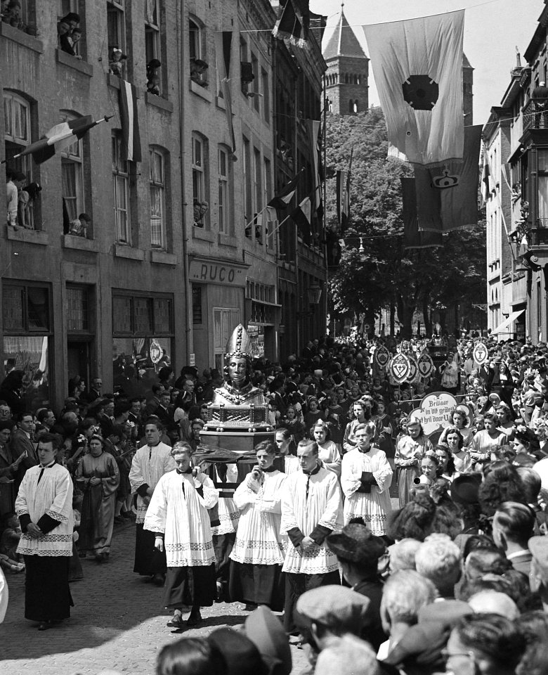 St. Servaasprocessie te Maastricht. Door de Bredestraat, Bestanddeelnr 902-7487 (cropped)