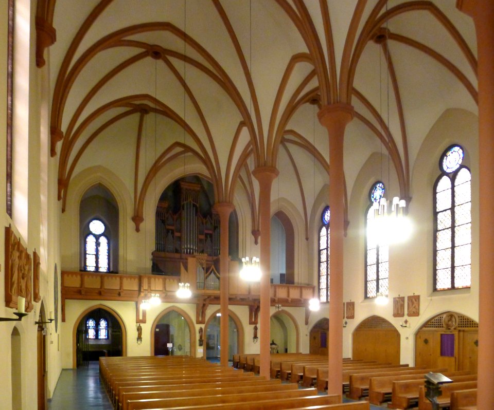 St.-Clara-Kirche (Berlin-Neukölln) Blick zur Orgelempore