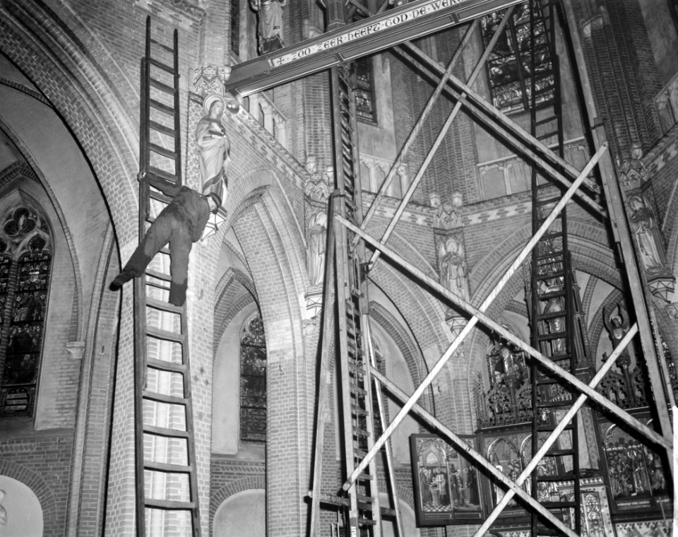 St Lambertuskerk onder roetlaag bedekt te Eindhoven, werkzaamheden in kerk, Bestanddeelnr 915-9319